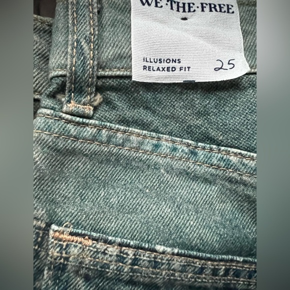 Free People We The Free Illusions Printed Relaxed Jeans Indigo Combo Size 25 NWT - Picture 5 of 10